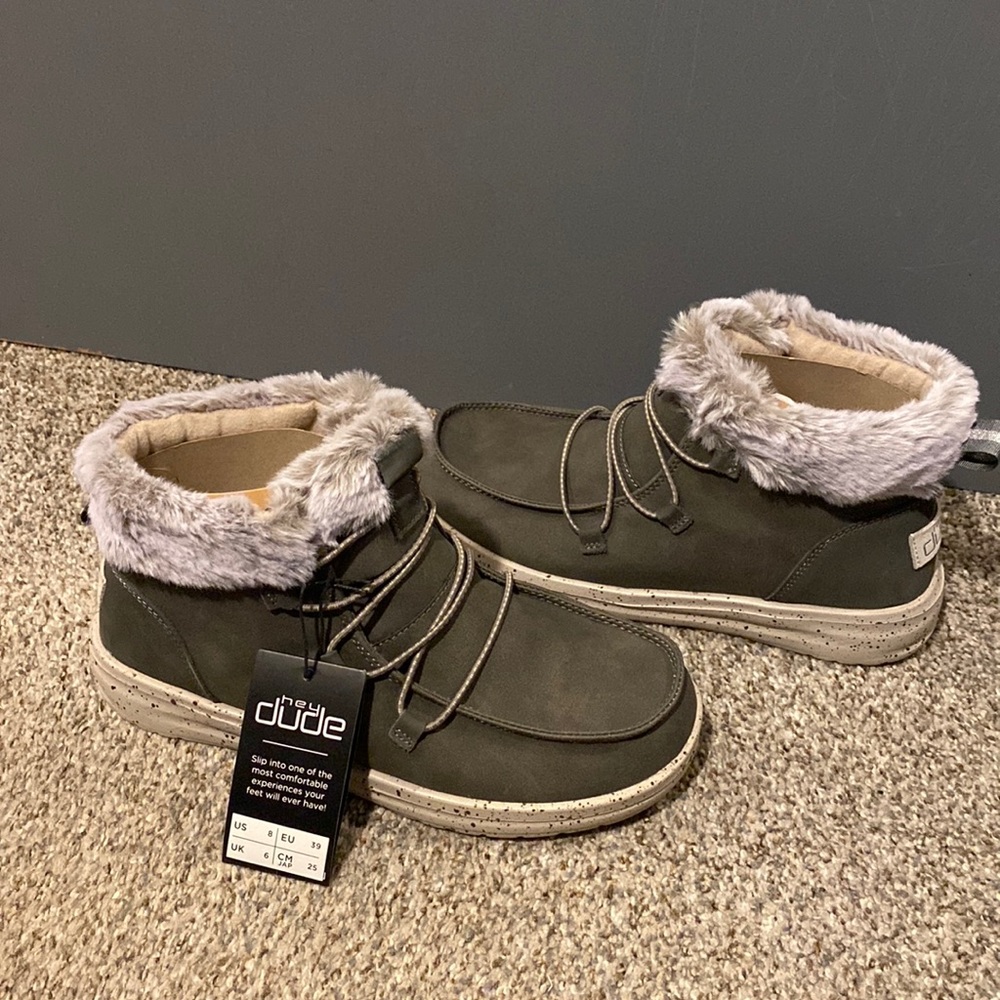 High top Hey dudes women 8 never worn.